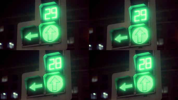左转箭头的交通灯是绿色的，正在倒计时。慢动作。