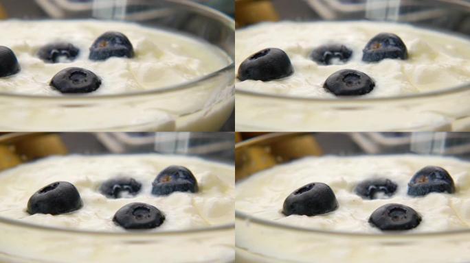 将新鲜酸奶和蓝色浆果放在碗里