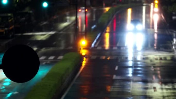 台风暴雨在夜间在日本东京多摩的街道上落下