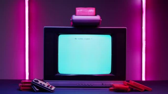 粉红色霓虹灯背景上带有蓝色屏幕的旧电视。复古playstation老式电视和墨盒的特写镜头。古董视频