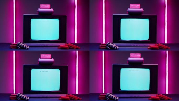 粉红色霓虹灯背景上带有蓝色屏幕的旧电视。复古playstation老式电视和墨盒的特写镜头。古董视频