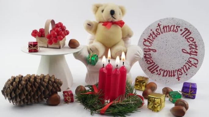 泰迪熊和圣诞装饰品，白色背景，
儿童装饰组合