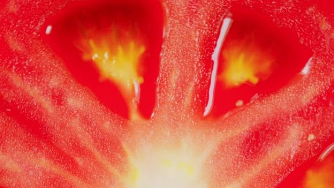 半旋转的红色新鲜番茄内部。顶视图