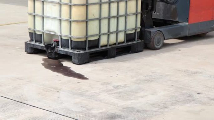 工业危险化学废物容器，阀门泄漏