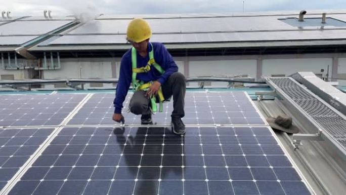 安装和维护太阳能光伏板的技术员。