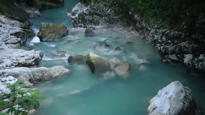 流淌着石头巨石和石头急流的野山河。小溪里快速泼水。冬天的山溪。充足的清澈溪流。奥卡齐峡谷