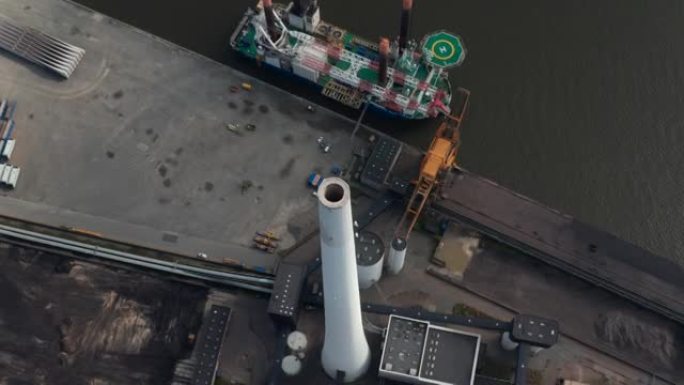 丹麦埃斯比约发电站烟囱的俯视图。燃煤和石油发电厂的烟囱的俯视图，这是斯堪的纳维亚半岛最高的烟囱