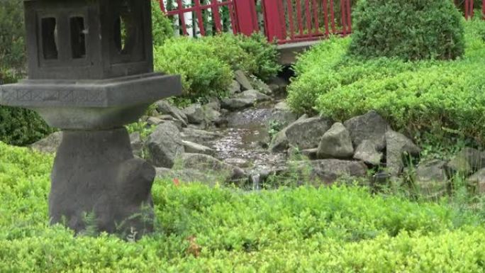 花园里传统的石灯笼旁边的小溪