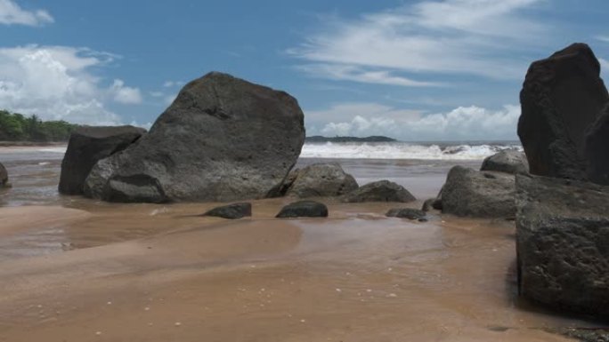 海浪向海滩涌来