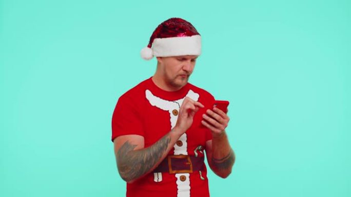 穿红色圣诞t恤男子用手机打字浏览输惊突然抽奖结果