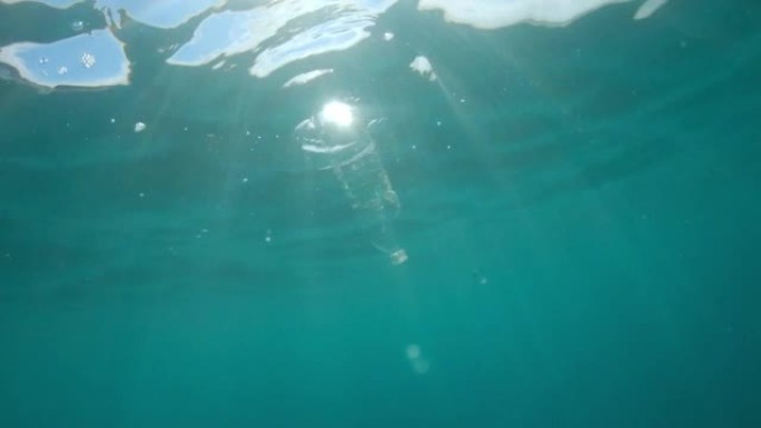 塑料瓶沉入海水中