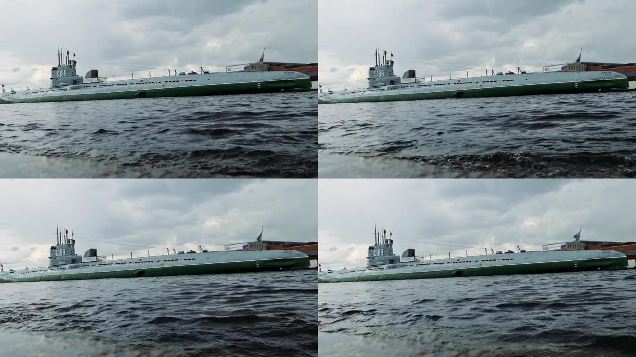 水面上的潜艇。水上潜艇特写。