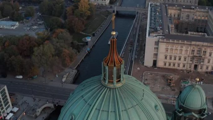 黄昏时平移柏林宫、施普雷河和公园的鸟瞰图。柏林大教堂圆顶的景色。德国柏林