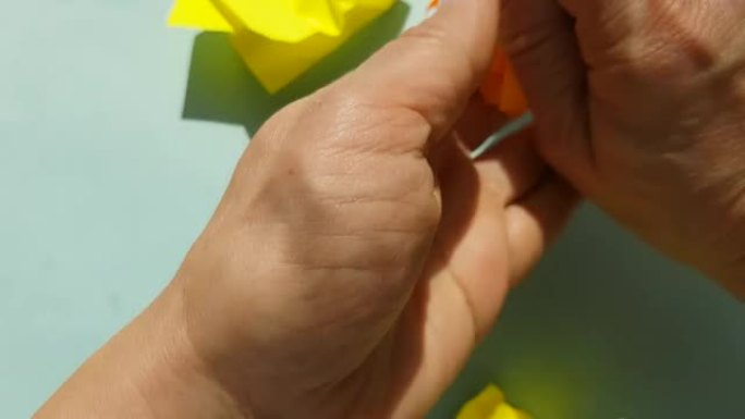 4k视频。一个女人的手在愤怒的皱巴巴的黄色纸中的特写