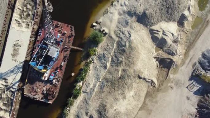 浮吊在驳船卸砂过程中，空中垂直视图