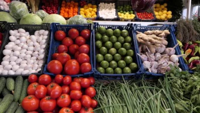 水果蔬菜市场，农贸市场上有各种丰富多彩的新鲜和有机蔬菜水果。成熟的西红柿黄瓜卷心菜辣椒蘑菇莳萝洋葱苹