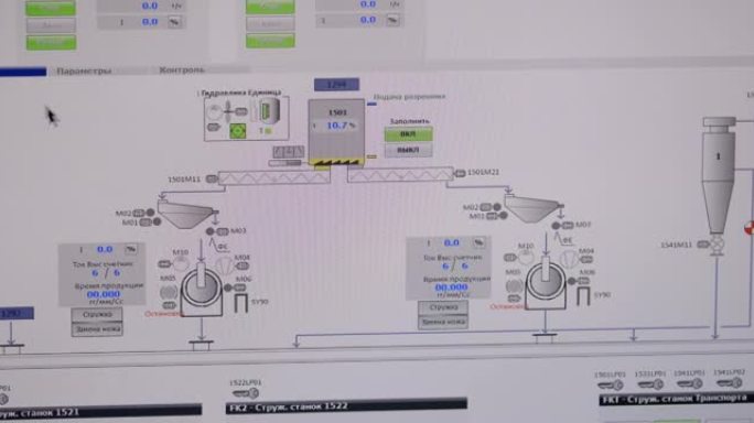 在木材加工厂，控制室中的计算机监视器