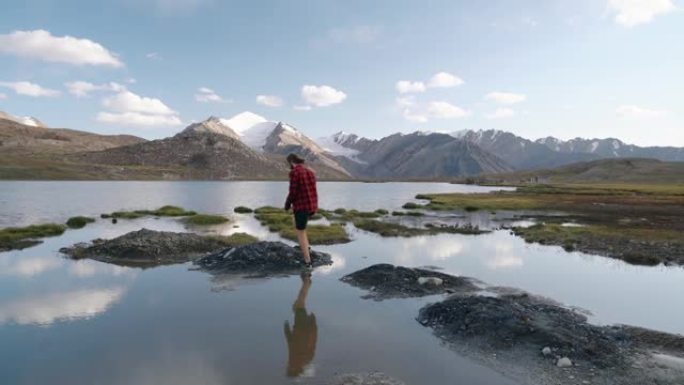 夏季吉尔吉斯斯坦天山湖附近的人的风景