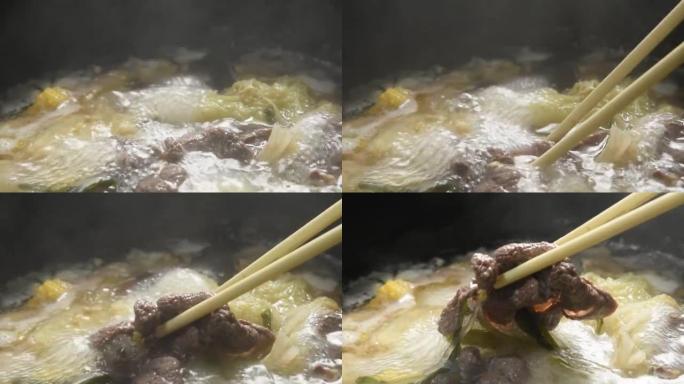 煮沸的牛肉sha锅或寿喜烧和鸡蛋，在电煮锅中放入蔬菜汤