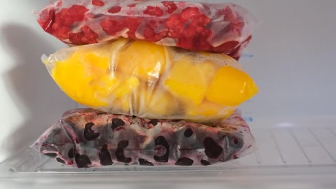 冷冻室塑料袋中的冷冻水果特写，前视图