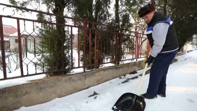 清理雪的高级男子