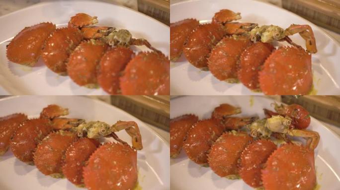 蟹壳在盘子上炒咖喱酱，黑蟹菠萝咖喱在盘子上