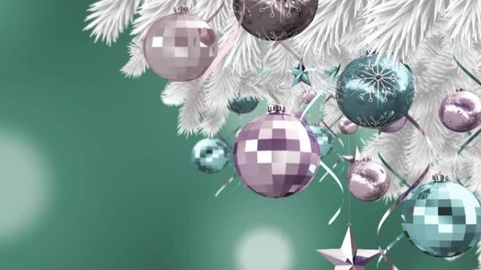 圣诞装饰品挂在圣诞树上，绿色背景上的光斑
