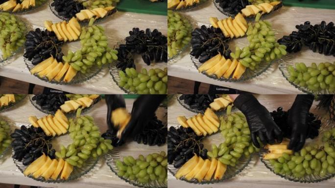 厨师在盘子上供应新鲜水果的特写镜头