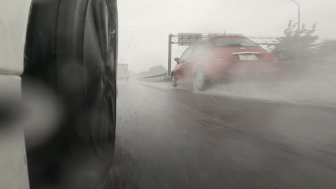 半卡车在大雨中在高速公路上超越了我。慢动作。