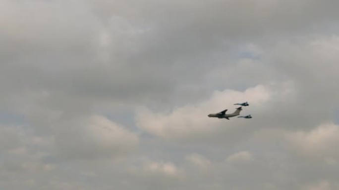 三架军机列队在城市上空高高地飞行。空军游行。
