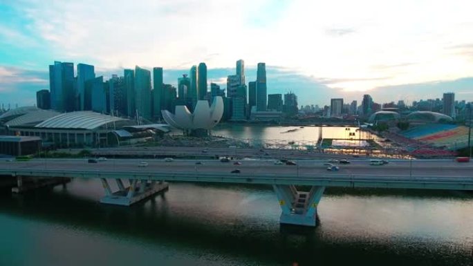 日落时滨海湾鸟瞰图，日落时新加坡城市著名滨海湾市中心