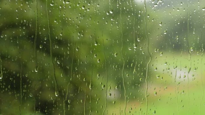 玻璃上的雨滴。夏天的雨滴从窗户流下。窗外下雨。淋浴天气不好。平静放松的冥想平静的背景。阴雨天气秋天抑