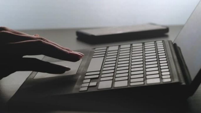 使用笔记本电脑触摸板的延迟在线工作手