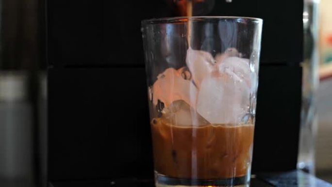 制冰咖啡，将咖啡倒入咖啡机的冰块中