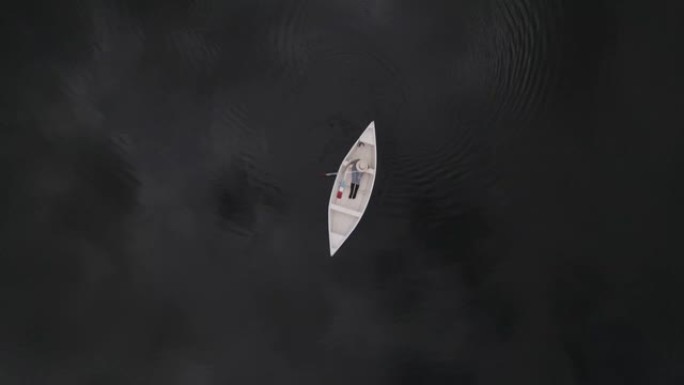 空中射击无人机在湖中与白色木船在女人上方