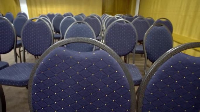 大型会议厅的空椅子，供企业会议或演讲之用