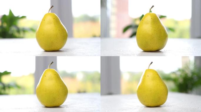 一个成熟的梨正在桌子上旋转。摄像机四处移动。