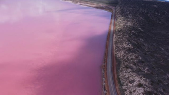 云影在赫特泻湖的粉红色水面上移动的空中镜头