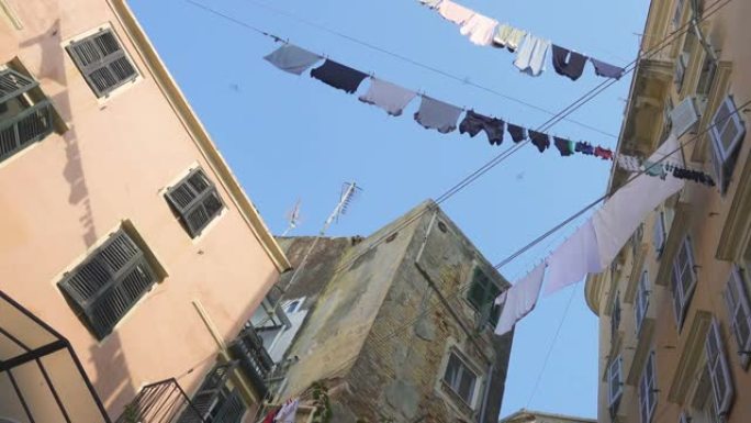 烘干挂在希腊科孚岛科尔基拉老城狭窄街道上的衣物