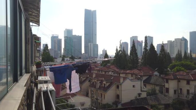 挂在中国市中心阳台窗户上的洗衣房