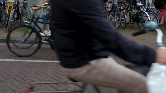 阿姆斯特丹市中心路过的自行车。