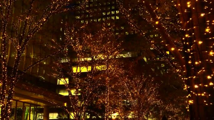 仰望圣诞灯和摩天大楼