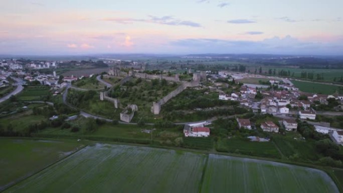 从1139看科英布拉区蒙特莫-奥维略城堡的鸟瞰图。
