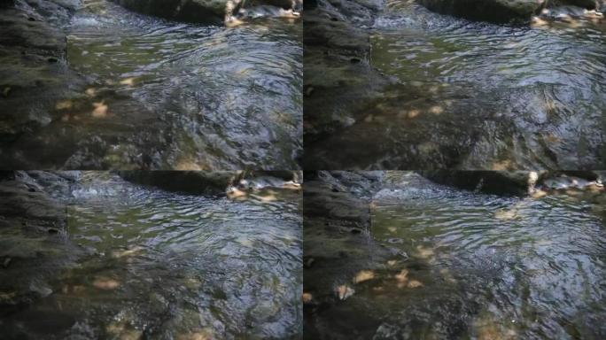 流淌着石头巨石和石头急流的野山河。小溪里快速泼水。冬天的山溪。充足的清澈溪流。