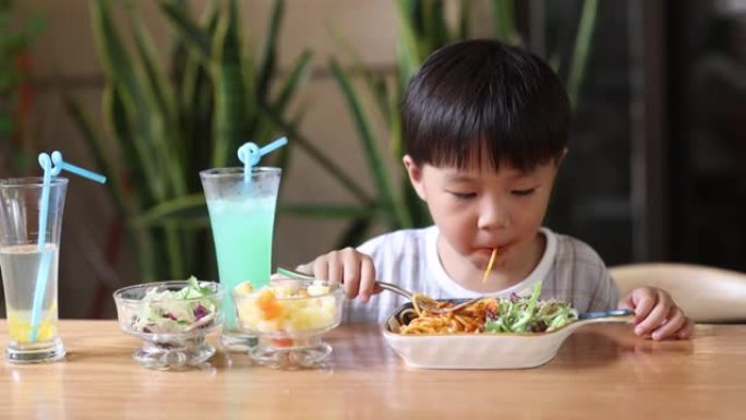 小男孩在餐馆吃饭居家生活小孩吃饭特写实拍