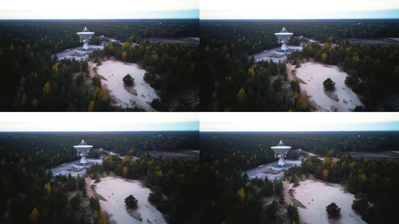 拉脱维亚废弃的军事城镇Irbene附近的超级秘密苏联射电望远镜的鸟瞰图。陆军太空间谍对象