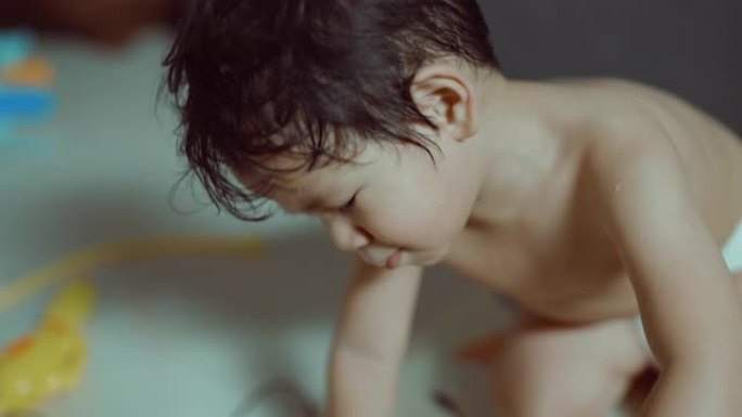 2-3岁，亚洲小男孩在家玩玩具。慢动作。