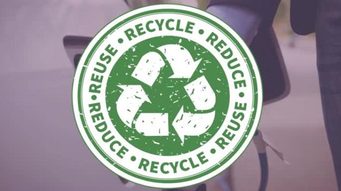 减少重复使用回收文本超过欧盟旗帜和人充电电动汽车
