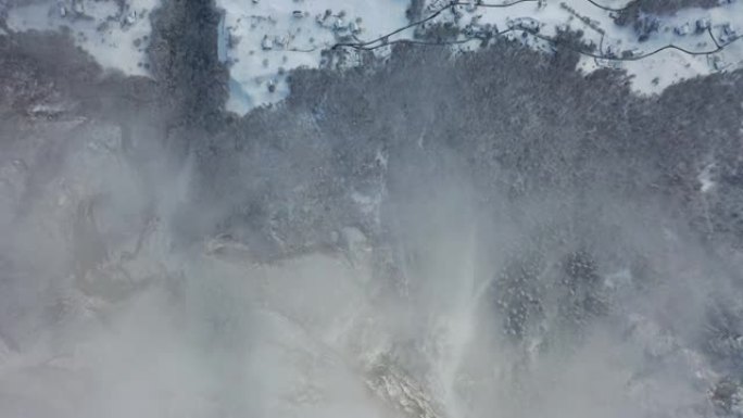 瑞士阿尔卑斯山美丽的冬季仙境的惊人镜头。在格拉鲁斯州，一架无人驾驶飞机在冰雪覆盖的景观上飞行得非常棒