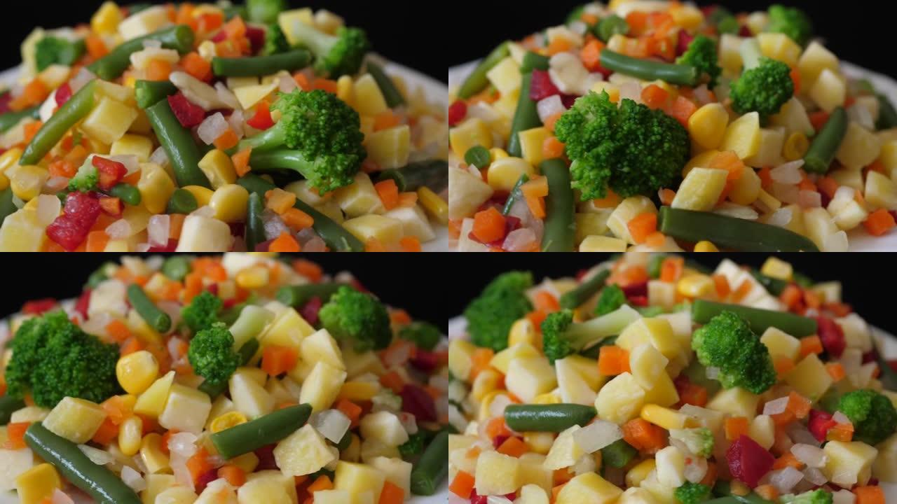 新鲜混合蔬菜绿豆玉米西兰花红辣椒胡萝卜在黑色背景上关闭。宏观拍摄混合蔬菜背景。健康清洁饮食，有机节食